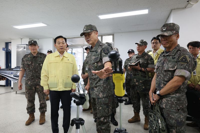 10일 육군훈련소를 방문한 이두희 국방부차관이 '폭염중대 경보'에 대비하여 혹서기 교육훈련 간 온열질환 예방활동 판단 등에 활용되는 더위체감지수(WBGT) 측정 장비에 대해 설명을 들으며 안전조치를 점검하고 있다. 국방부 제공