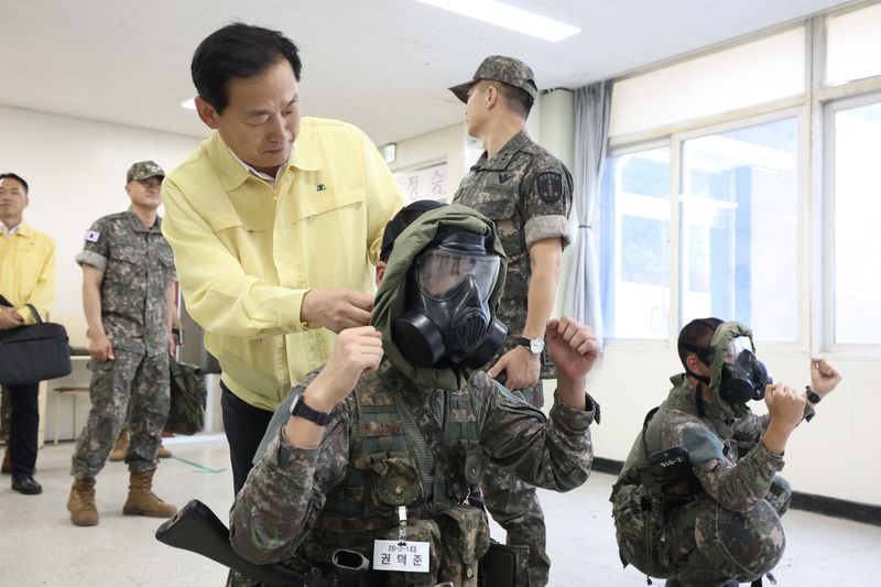 10일 육군훈련소를 방문한 이두희 국방부차관이 신병 교육훈련 현장을 확인하고 있다. 국방부 제공