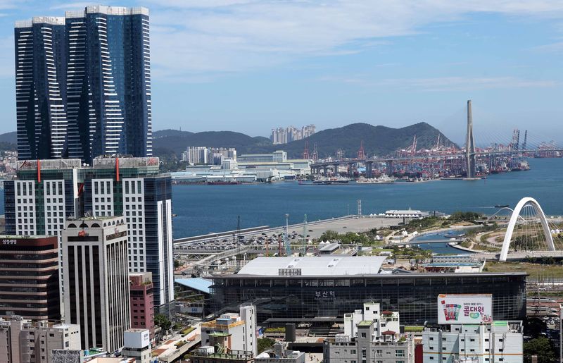 [부산=뉴시스] 하경민 기자 = 7일 해양수산부 신청사 건립 부지로 선정된 부산 동구 부산항국제여객터미널 야외주차장에 차량이 줄지어 주차돼 있다. 해당 부지는 7만2456.7㎡ 규모로, 해수부는 2030년까지 신청사 건립을 완료하기 위한 절차에 돌입한다. 2026.08.07. yulnetphoto@newsis.com