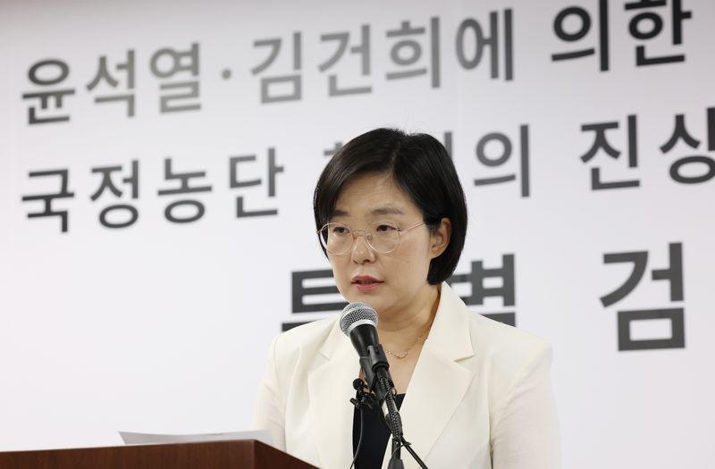 김지미 특검보가 지난 4일 경기 과천시 별양동 2차 종합특검 사무실에서 정례 브리핑을 하고 있다. 뉴스1