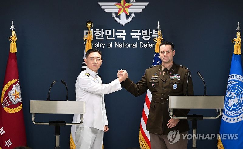 악수하는 장도영 합동참모본부 공보실장·라이언 도날드 주한미군사 공보실장 (출처=연합뉴스)