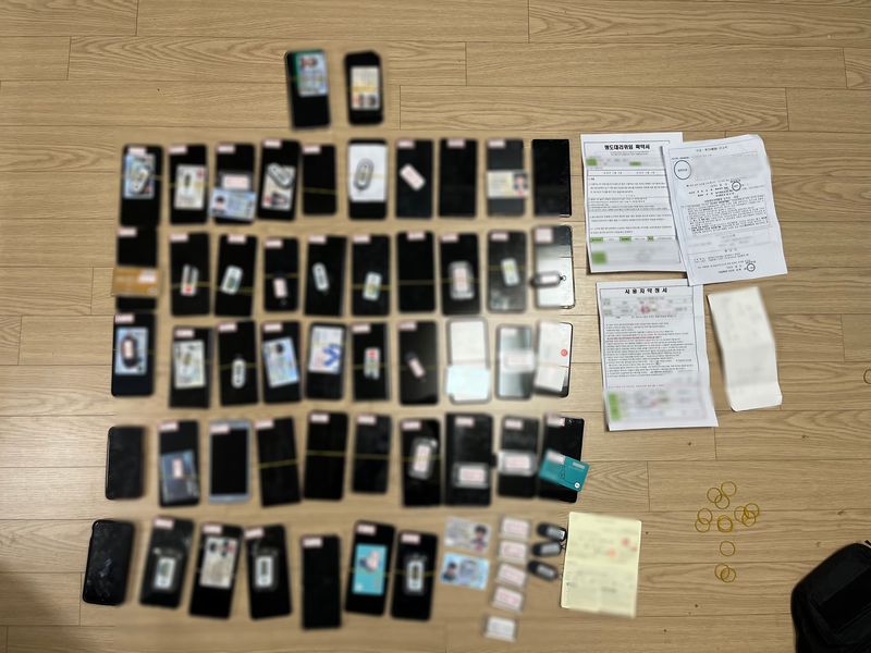 광주경찰청 광역범죄수사대는 8일 범죄단체조직·가입·활동 등 혐의로 A·B 조직 총책과 관리책 등 19명을 송치했다고 밝혔다. 사진은 A·B 조직이 범죄 수익금 세탁을 위해 사용한 스마트폰 등.(광주경찰청 제공.)