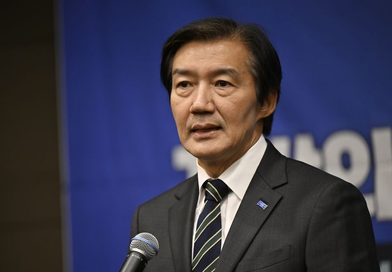 [광주=뉴시스] 박기웅 기자 = 조국 전 조국혁신당 대표가 17일 오후 광주 서구 치평동 브리브 광주 바이 롯데호텔 연회장에서 열린 6·3 지방선거 당선인 워크숍에서 발언을 하고 있다. 2026.06.17. pboxer@newsis.com