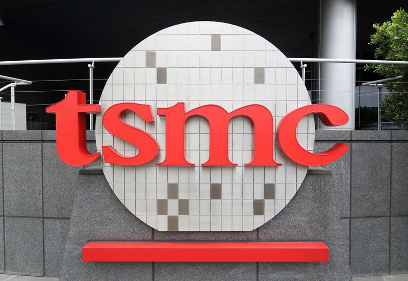 [신주(新竹)=AP/뉴시스]세계 1위 파운드리 업체인 대만 TSMC와 일본 소니그룹이 일본 구마모토(熊本)현에서의 차세대 이미지 센서 공정에 1조엔(약 9조 원)을 투자하기로 했다. 사진은 2021년 10월20일 대만 신주의 TSMC 본사의 로고. 2026.08.10.