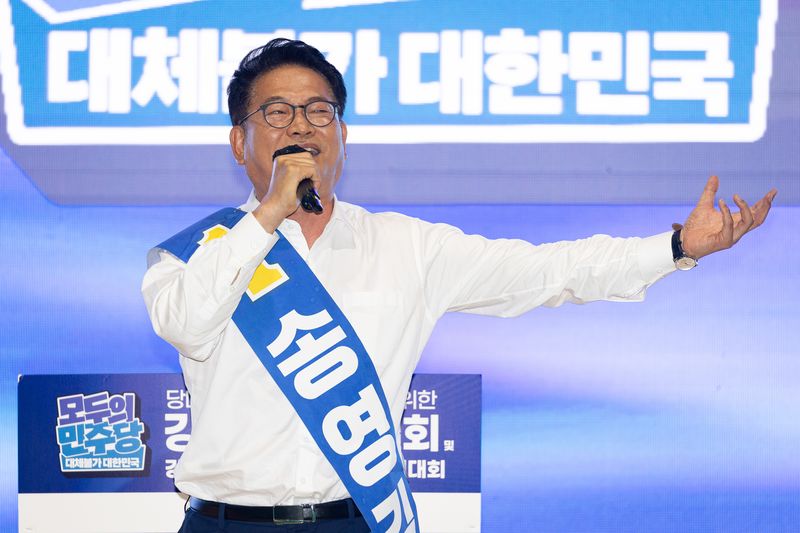 송영길 더불어민주당 당대표 후보가 9일 강원 횡성군 횡성국민체육센터에서 열린 더불어민주당 당대표 및 최고위원 선출을 위한 강원 순회경선 합동연설회에서 지지를 호소하고 있다. 2026.8.9 ⓒ 뉴스1 유승관 기자