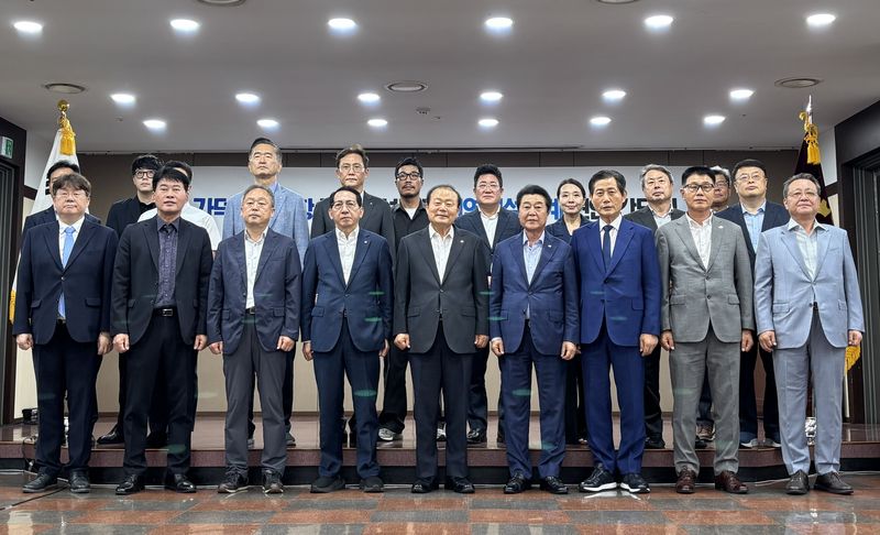 10일 열린 '가덕도신공항 부지조성공사 지역건설업계 현안 간담회' 참석자들이 기념촬영을 하는 모습 2026.8.10 ⓒ 뉴스1 홍윤 기자