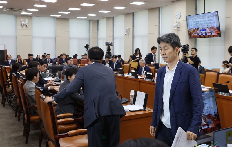국조특위 여·야 의원들이 10일 오후 서울 여의도 국회에서 열린 제9회 전국동시 지방선거 투표용지 부족사태 등 국민참정권 침해 진상규명 및 선거관리 개혁을 위한 국정조사특별위원회 제3차 청문회에서 정회 선포 뒤 회의장을 나서고 있다. 2026.8.10 ⓒ 뉴스1 황기선 기자
