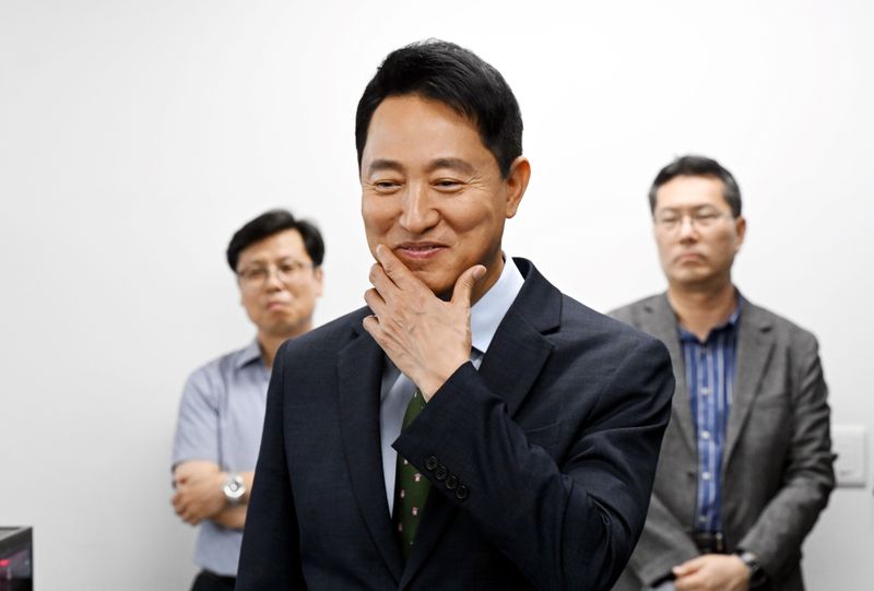 [서울=뉴시스] 박영태 기자 = 오세훈 서울시장이 10일 오후 서울 마포구 서울창업허브 공덕에서 열린 '청년 AI 스타트업 간담회'에 앞서 청년 AI 콘텐츠 제작 업체를 둘러보고 있다. 2026.08.10. since1999@newsis.com