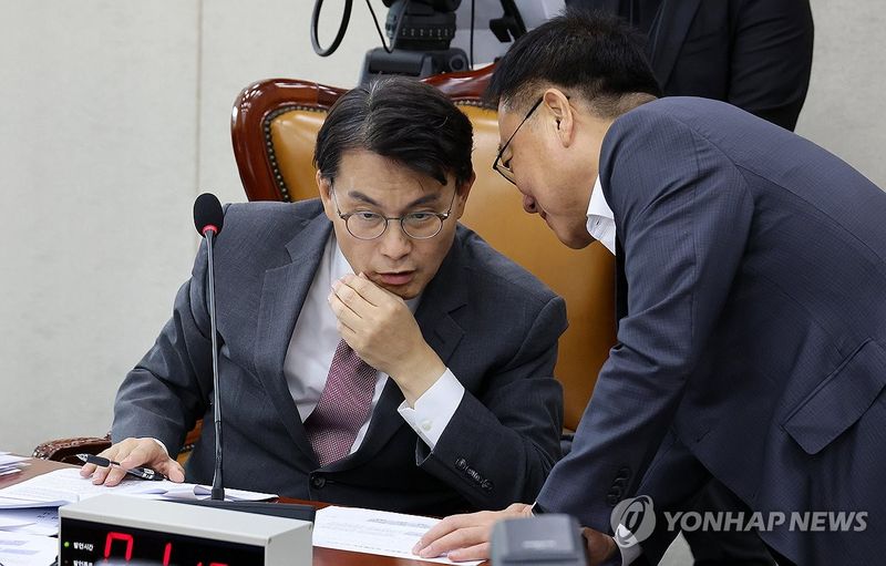 선관위 국조특위, 대화하는 위원장과 야당 간사 (출처=연합뉴스)