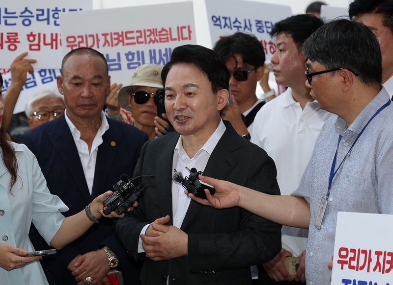 [과천=뉴시스] 김명년 기자 = 서울양평고속도로 종점 변경 의혹을 받는 국토교통부 서기관 재판에서 원희룡 전 국토부 장관이 당시 직원들에게 "수사를 받을 수 있으니 원안으로 가자"라고 지시했다는 법정 진술이 나왔다. 사진은 원전 장관이 지난 6일 오전 경기도 과천시 2차 종합특검 사무실로 직권남용권리행사방해 혐의 관련 피의자 조사를 받기 위해 출석하는 모습. 2026.08.10. kmn@newsis.com