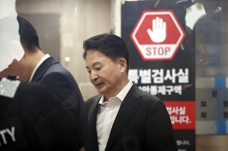 [과천=뉴시스] 고승민 기자 = 사진은 원 전 장관이 지난달 23일 경기 과천 2차 종합특별검사팀 사무실로 출석하는 모습. 2026.08.10. kkssmm99@newsis.com