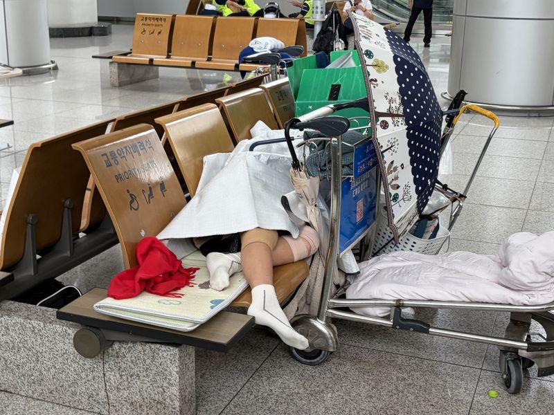인천국제공항 여객터미널에서 장기 체류 중인 노숙인이 의자에 누워 휴식을 취하고 있다. 2026.08.10. /사진=뉴스1