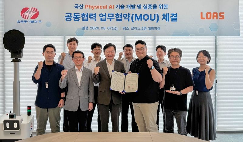 지난 7일 서울 송파구 LOAS 본사에서 열린 국산 피지컬 AI 기술 개발 및 실증을 위한 공동협력 업무협약식. (동서발전 제공. 재판매 및 DB 금지) /뉴스1
