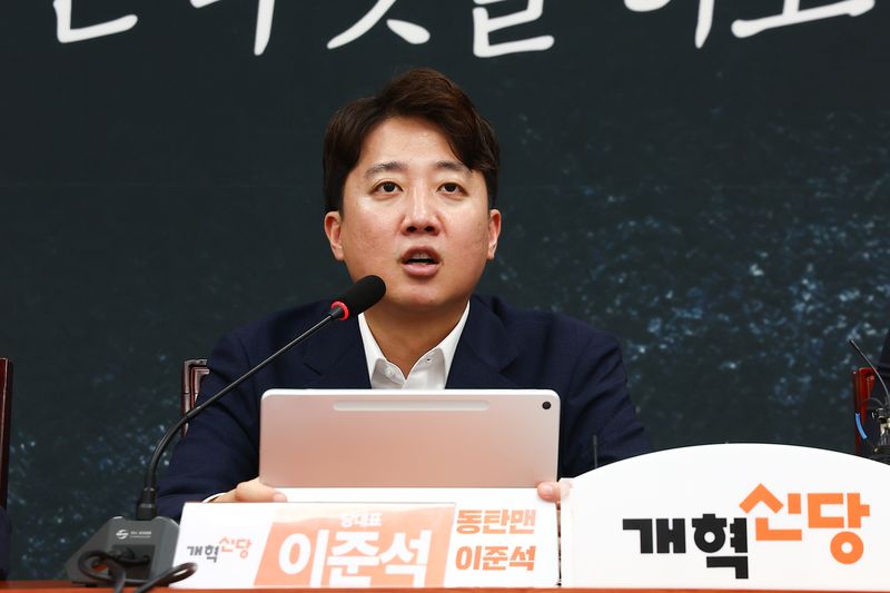 [서울=뉴시스] 김근수 기자 = 이준석 개혁신당 당대표가 3일 오전 서울 여의도 국회에서 열린 최고위원회의에서 발언하고 있다. 2026.08.03. ks@newsis.com