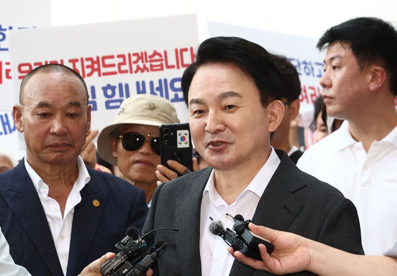 원희룡 전 국토교통부 장관이 직권남용권리행사방해 혐의 관련 피의자 조사를 받기 위해 경기 과천 2차 종합특검 사무실로 출석하며 취재진 질문에 답하고 있다. 2026.8.6 ⓒ 뉴스1 김민지 기자