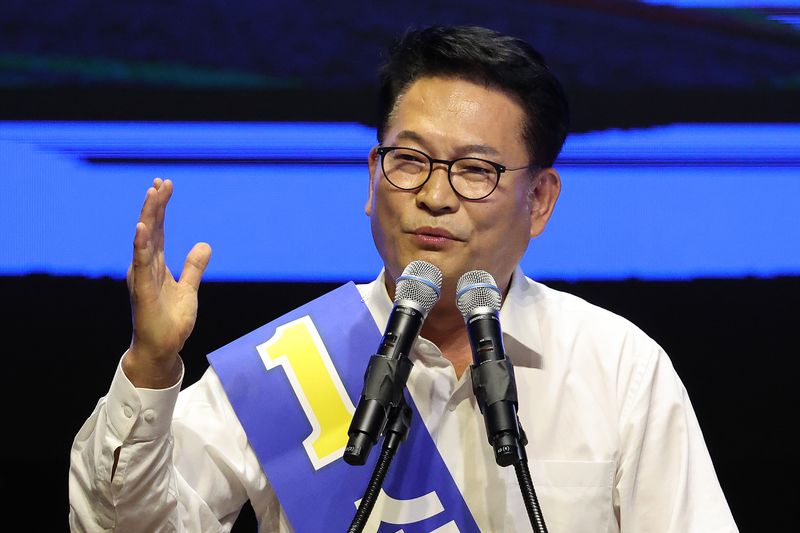 [대구=뉴시스] 이무열 기자 = 송영길 더불어민주당 당대표 후보가 지난 9일 대구 호텔인터불고 엑스코 그랜드볼룸에서 열린 대구·경북 당대표 및 최고위원 후보자 합동연설회에서 정견발표를 하고 있다. 2026.08.09. lmy@newsis.com
