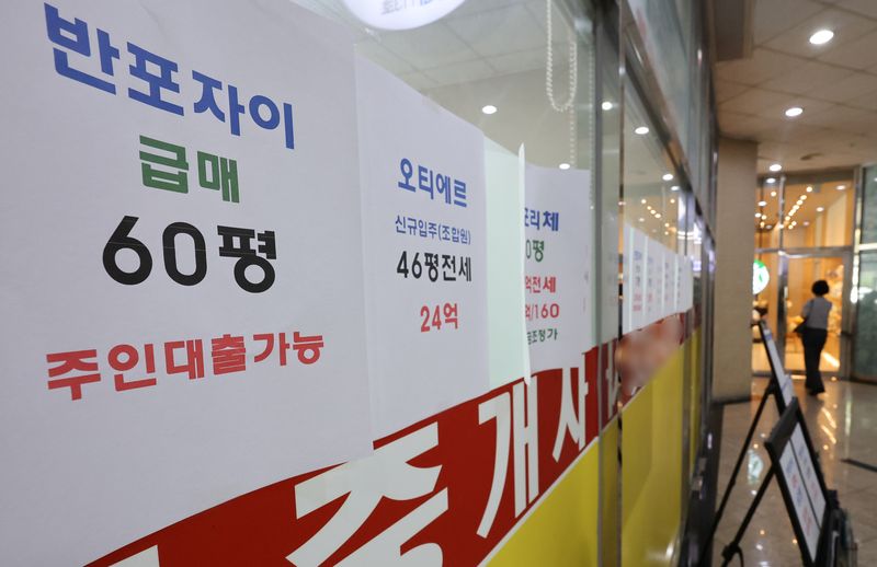 부동산 빅데이터 업체 아실에 따르면 서울 아파트 매물건수는 지난 3일 6만409건에서 9일 6만2516건으로 2107건(3.4%) 증가했다. 구별로 서초구가 7630건에서 8098건으로 6.1% 증가했고, 강남구가 9453건에서 9934건으로 5.0% 증가하며 뒤를 이었다. 문제는 매물이 나와도 매수세가 실종돼 매물을 받아줄 사람이 없다는 게 현지 중개업소의 설명이다. 10일 서울 서초구의 한 부동산 중개업소에 집주인 대출 가능 매물 안내문이 붙어 있다. 연합뉴스