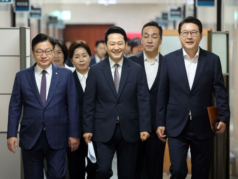 장동혁 국민의힘 대표(가운데)가 10일 오전 서울 여의도 국회에서 열린 최고위원회의에 참석하고 있다. 뉴스1