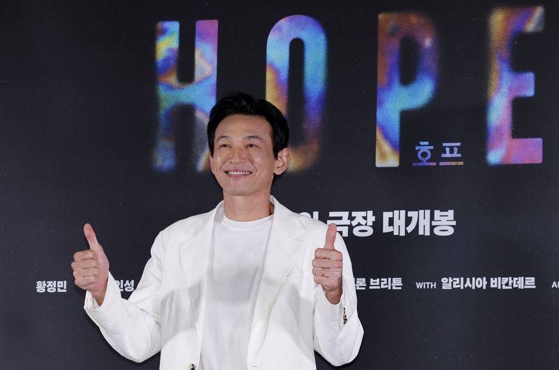 [서울=뉴시스] 김혜진 기자 = 배우 황정민이 6일 오후 서울 강남구 메가박스 코엑스에서 열린 영화 '호프'(감독 나홍진) 언론시사회에서 포즈를 취하고 있다. 2026.07.06. jini@newsis.com