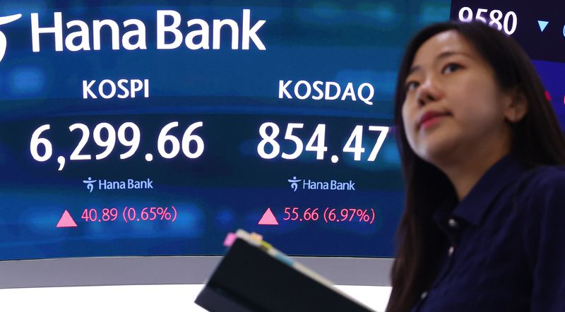 [서울=뉴시스] 전신 기자 = 코스피는 40.89포인트(0.65%) 오른 6299.66에 코스닥은 55.66포인트(6.97%) 오른 854.47로 마감한 10일 서울 중구 하나은행 딜링룸 전광판에 코스피 및 코스닥 등이 표시돼 있다. 2026.08.10. photo1006@newsis.com