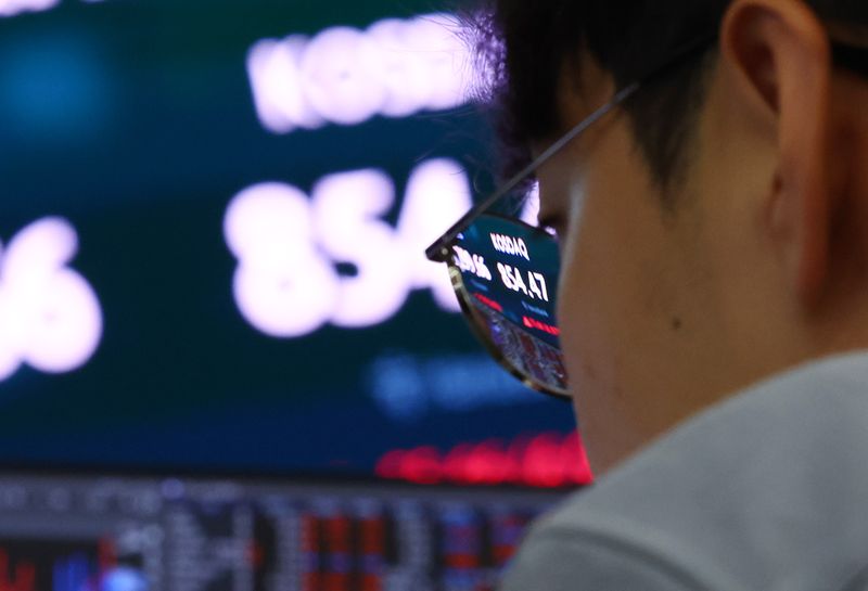 [서울=뉴시스] 전신 기자 = 코스피는 40.89포인트(0.65%) 오른 6299.66에 코스닥은 55.66포인트(6.97%) 오른 854.47로 마감한 10일 서울 중구 하나은행 딜링룸 전광판에 코스피 및 코스닥 등이 표시돼 있다. 2026.08.10. photo1006@newsis.com