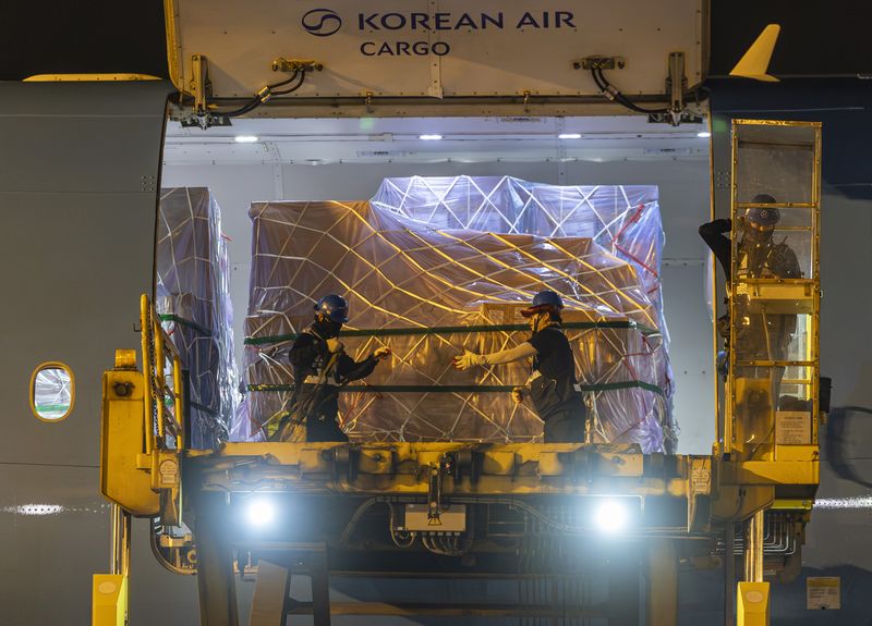 [인천공항=뉴시스] 전신 기자 = 지난 30일 인천국제공항 대한항공 화물터미널에서 관계자들이 삼성전자와 SK하이닉스의 반도체를 항공기에 적재하고 있다.(공동취재) 2026.07.31. photo1006@newsis.com