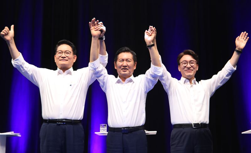 전남광주통합특별시 서구 KBC 광주방송에서 10일 열린 더불어민주당 당대표 후보 TV 토론회에서 송영길·정청래·김민석 후보가 기념촬영을 하고 있다. 2026.8.10 ⓒ 뉴스1 안재영 기자