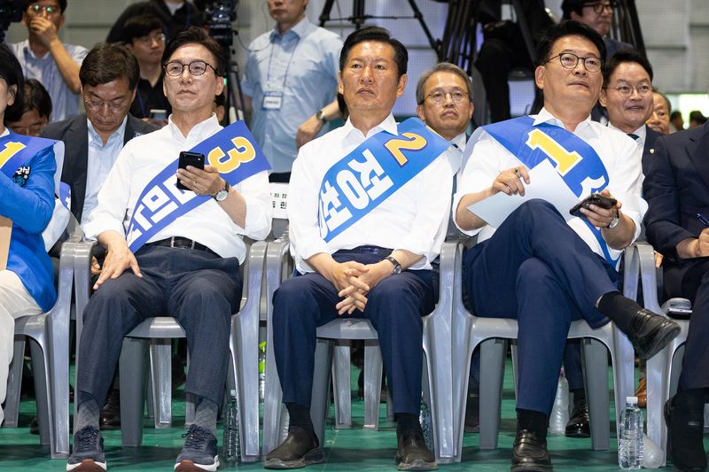 더불어민주당 김민석(왼쪽부터), 정청래, 송영길 당대표 후보가 9일 강원 횡성군 횡성국민체육센터에서 열린 더불어민주당 당대표 및 최고위원 선출을 위한 강원 순회경선 합동연설회에 자리하고 있다. 2026.8.9 ⓒ 뉴스1 유승관 기자