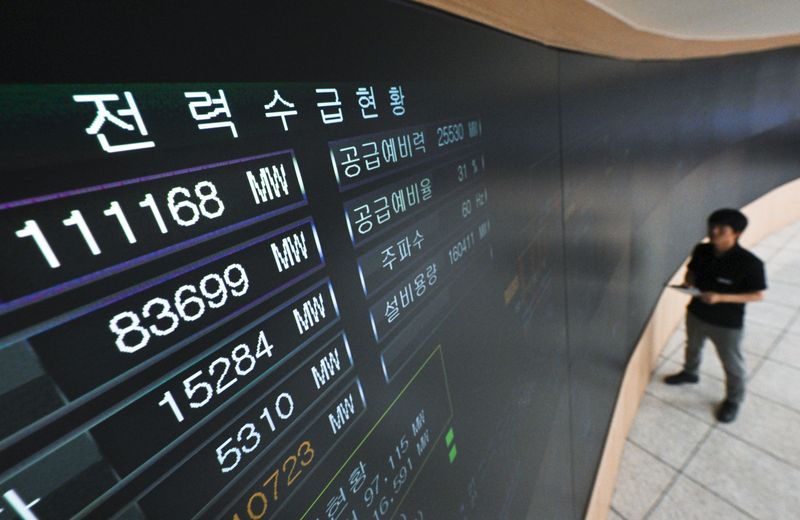 [수원=뉴시스] 김종택 기자 = 폭염으로 전력 수요가 증가한 10일 경기 수원시 영통구 한국전력공사 경기본부 전력관리처 계통운영센터에서 한 관계자가 전력수급상황을 주시하고 있다. (공동취재) 2026.8.10 photo@newsis.com