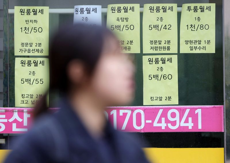 [서울=뉴시스] 홍효식 기자 = 지난 2월 24일 서울 성균관대 인근 부동산에 게시된 매물 정보. 2026.02.24. yesphoto@newsis.com