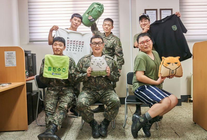 신병4 출연 배우들이 MD 들고 기념샷. KT스튜디오지니 제공