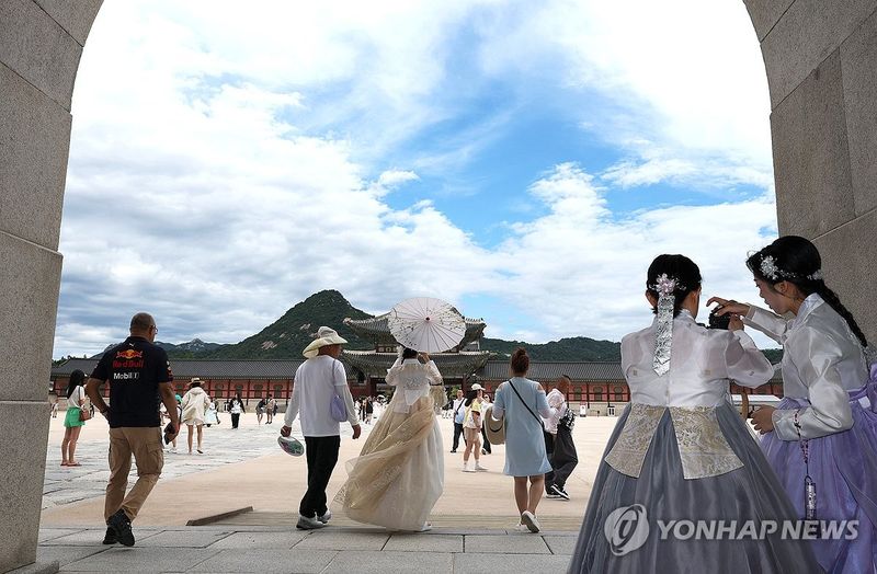 서울 경복궁을 찾은 외국인들이 한국 전통 한복을 입고 고궁문화를 체험하고 있다. 인도네시아 대표 디지털 여행 플랫폼 트래블로카는 '2026년 2.4분기 동남아시아 지수'에서 서울이 인도네시아 관광객이 가장 선호하는 해외여행지로 선정됐다고 발표했다.(출처=연합뉴스)