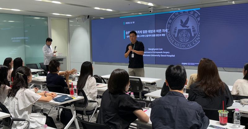 지난 10일 서울 강서구 이화의료아카데미에서 진행된 '파라타항공 객실승무원 웰니스 교육'에서 파라타항공 객실승무원들이 승무원 골격계 질환 예방에 대한 교육을 받고 있다. 파라타항공 제공