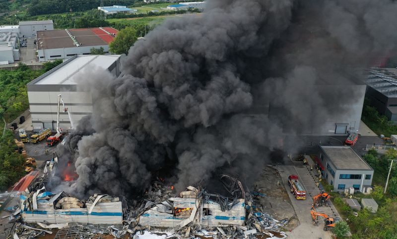 11일 경기 평택시 청북읍의 한 위험물 보관 창고에서 화재가 발생해 소방관들이 진화작업을 하고 있다. 불이 난 시설에는 제4류 위험물 약 191만ℓ가 보관돼 있는 것으로 파악됐다. 뉴시스 사진