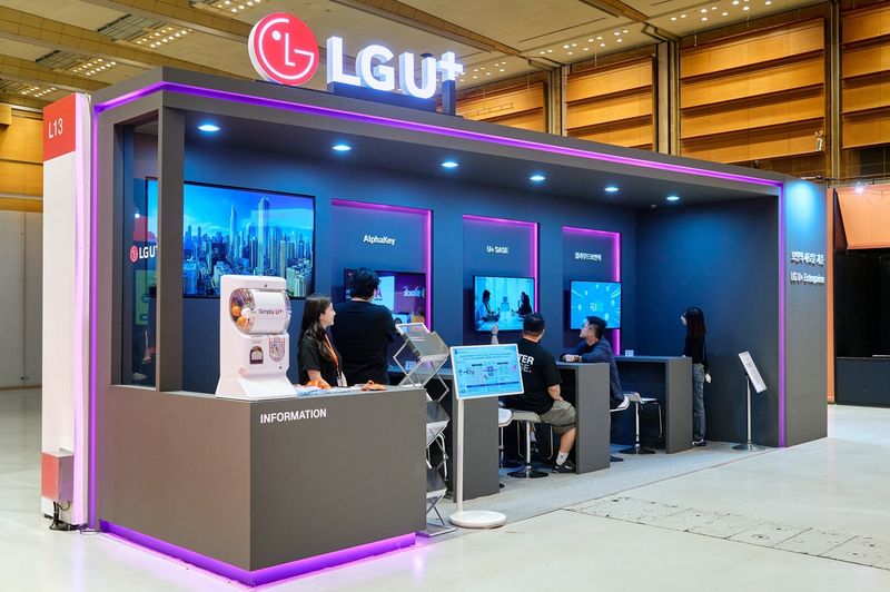 서울 코엑스에서 열리는 ISEC 2026에 LG유플러스 전시 부스가 마련돼 있다. LG유플러스 제공
