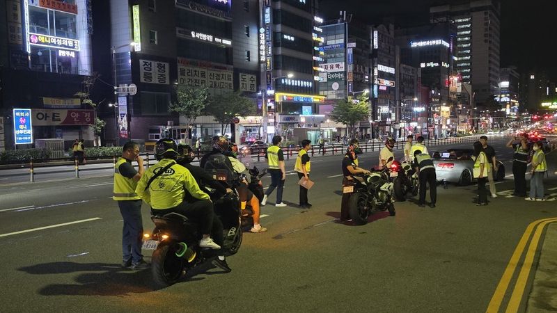 지난해 천안시내 일원에서 있었던 광복절 폭주족 단속 모습. 사진=뉴시스