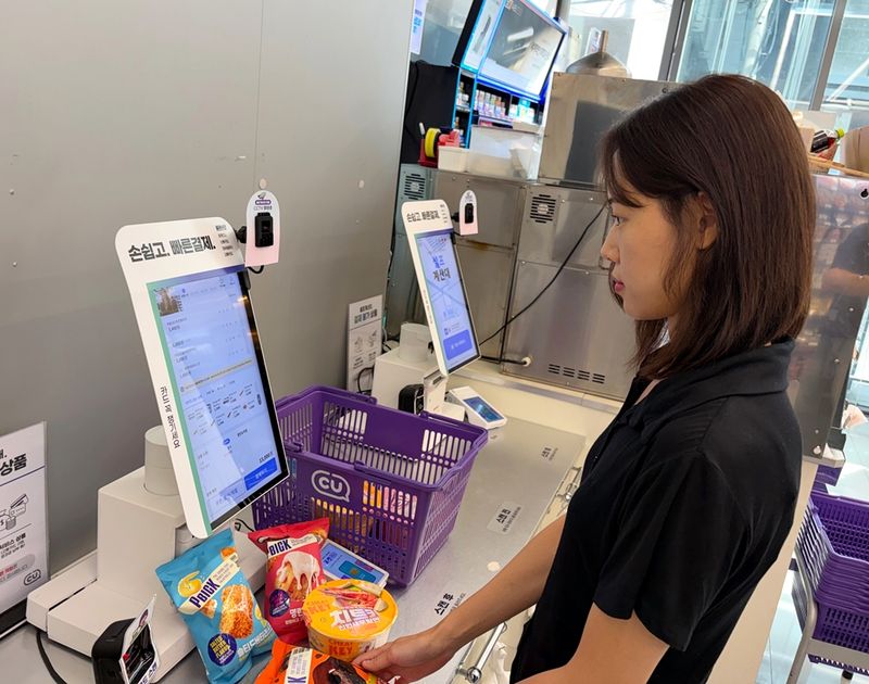편의점 CU를 운영하는 BGF리테일이 신세계아이앤씨와 함께 'AI 비전 기반 셀프 POS 결제 관리 솔루션'을 도입한다고 11일 밝혔다. *재판매 및 DB 금지
