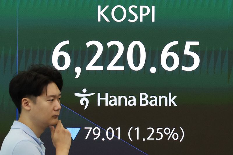 11일 오전 서울 중구 하나은행 딜링룸에서 딜러들이 업무를 보고 있다. 이날 코스피는 전 거래일 대비 59.60p(-0.95%) 내린 6240.06에 출발했다. 뉴시스