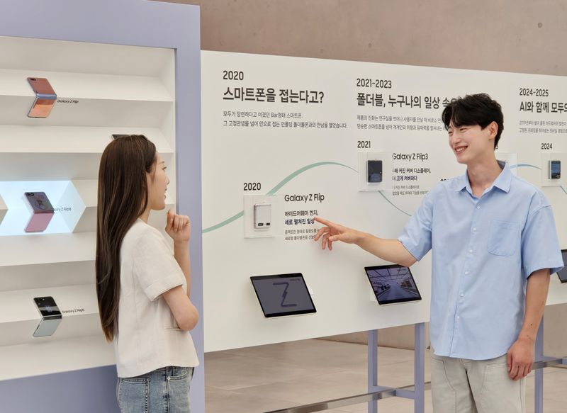 삼성전자는 갤럭시 폴더블 기술 혁신을 집대성한 전시 공간 '폴더블 헤리티지'를 삼성 강남 3층에서 상시 운영한다고 10일 밝혔다.(삼성전자 제공)