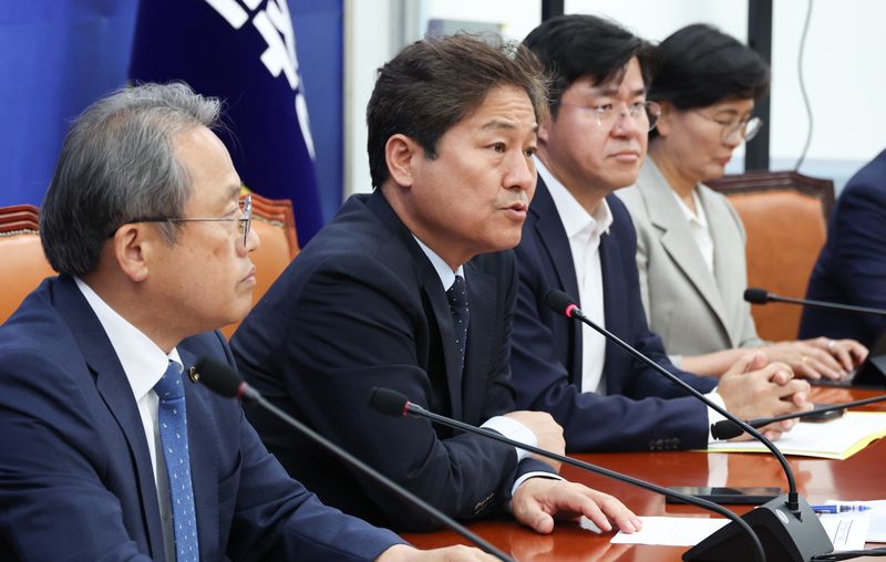 [서울=뉴시스] 최진석 기자 = 김영배(왼쪽 두번째) 더불어민주당 국민참정권 수호를 위한 제도개혁 TF 부단장이 16일 여의도 국에서 열린 제도개혁 TF 2차 회의에서 발언하고 있다. 2026.06.16. myjs@newsis.com