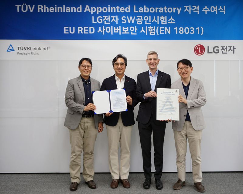 지난 10일 TUV 라인란드 코리아 본사에서 심우곤 LG전자 SW공학연구소장(왼쪽부터), 김동욱 LG전자 SW센터장, 프랭크 주트너(Frank Juettner) TUV 라인란드 코리아 대표, 임효준 LG전자 차세대컴퓨팅연구소장이 참석한 가운데 자격 수여식이 진행되고 있다. LG전자 제공