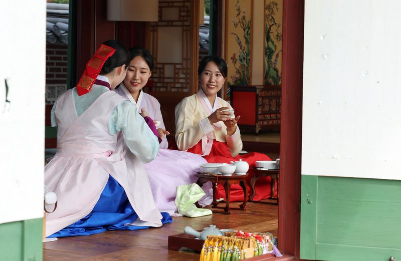2024년 하반기 경복궁 생과방 행사 참석자들이 궁중다과를 체험하는 모습. ⓒ 뉴스1 이동해 기자