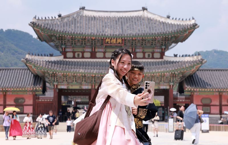서울 종로구 경복궁을 방문한 관람객들 모습. ⓒ 뉴스1 이호윤 기자