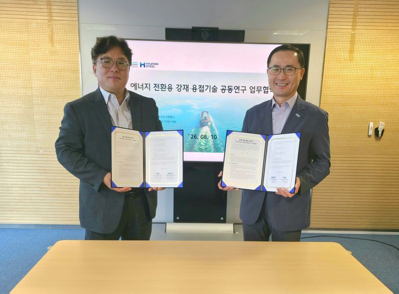 [서울=뉴시스] 현대제철-DNV 임원들이 미래 에너지용 강재·용접기술 인증체계 구축 및 공동기술개발 업무협약식 기념 촬영을 하고 있다. 왼쪽부터 현대제철 제품개발센터장 권태우 상무, DNV Korea Maritime 기술개발지원부 문영환 본부장 (사진=현대제철 제공) photo@newsis.com *재판매 및 DB 금지