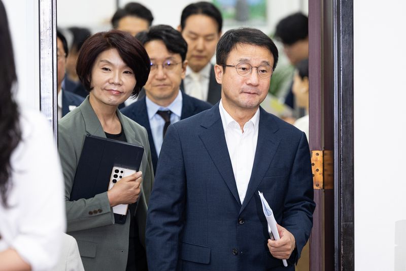 한병도 더불어민주당 당대표 직무대행 겸 원내대표와 한정애 정책위의장이 11일 서울 여의도 국회에서 열린 원내대책회의에 참석하고 있다. 뉴스1
