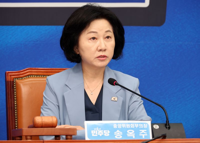 [서울=뉴시스] 최진석 기자 = 송옥주 더불어민주당 중앙위원회 부의장이 11일 여의도 국회에서 열린 중앙위원회의에서 발언하고 있다. 2026.08.11. myjs@newsis.com
