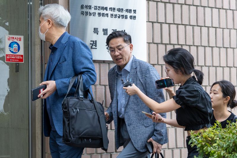 이진우 전 수도방위사령부 사령관이 11일 오전 경기 과천시 2차 종합특검팀 사무실에서 수방사 내 대테러 조직으로 알려진 '수호신 TF'(태스크포스)와 관련, 직권남용권리행사방해 혐의 피의자 조사를 받기 위해 이동하고 있다. 2026.8.11 ⓒ 뉴스1 안은나 기자