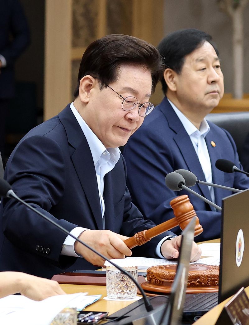 이재명 대통령이 11일 정부세종청사에서 열린 국무회의에서 의사봉을 두드리며 개회를 선언하고 있다. 청와대통신사진기자단