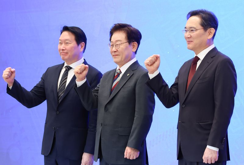 이재명 대통령과 이재용 삼성전자 회장, 최태원 SK그룹 회장이 29일 청와대 영빈관에서 열린 대한민국 대도약 3대 메가프로젝트 국민보고회에서 기념촬영을 하고 있다. 2026.6.29 ⓒ 뉴스1 허경 기자
