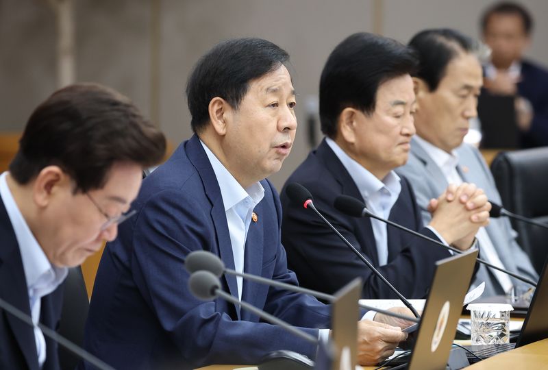 구윤철 부총리 겸 재정경제부 장관이 11일 정부세종청사에서 열린 이재명 대통령 주재 국무회의에서 중동전쟁 비상국정운영 및 대응현황 보고를 하고 있다. 연합뉴스
